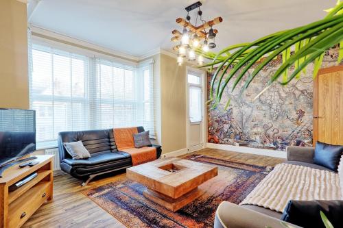 a living room with a couch and a coffee table at Cosy 2 Bedroom Flat Near Westcliff On Sea Beach & Hamlet Court Road in Southend-on-Sea