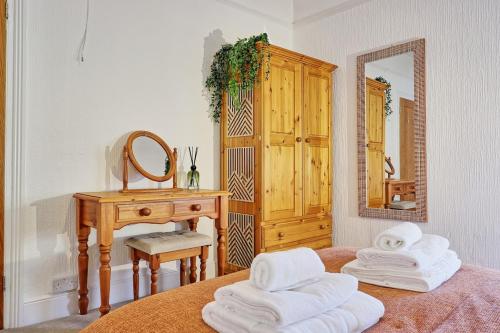 a bedroom with a bed with white towels on it at Cosy 2 Bedroom Flat Near Westcliff On Sea Beach & Hamlet Court Road in Southend-on-Sea
