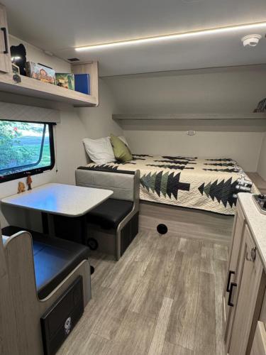 een kleine kamer met een bed en een tafel bij Little Foot RV in Klamath
