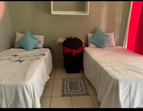 Un pat sau paturi într-o cameră la Home away from home