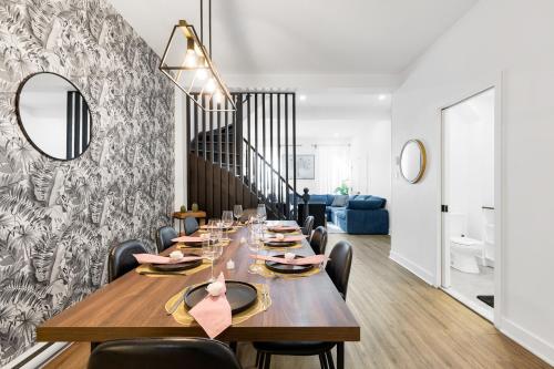 a dining room with a long table and chairs at Boutique 4BR Luxury Residence 2 Floors Mile-End St-Laurent in Montréal