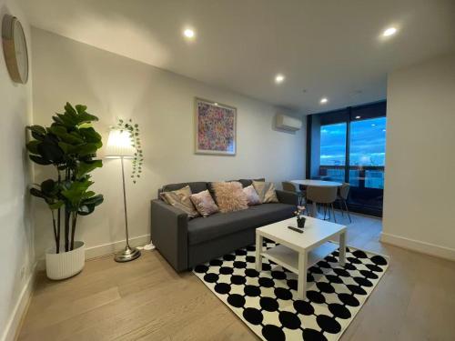 Гостиная зона в 2B Nice Apt close to Market College Mel Central