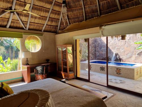 sypialnia z łóżkiem i wanną w pokoju w obiekcie Eco Hotel Tahawi w mieście Ajijic