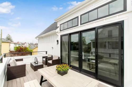 Μπαλκόνι ή βεράντα στο Jungle House Columbus Sleep 16 Downtown Ohio Free Parking - Near Convention Center & Nationwide Arena - 3BR Short North Luxury Home - Over 5,800 Five Star Stays