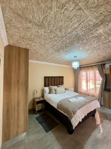 En eller flere senge i et værelse på Inkinibe Self Catering