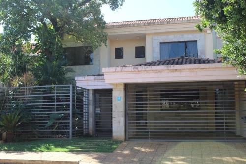 un edificio con dos puertas de garaje delante de él en Casa para cuatro adultos, en Asunción