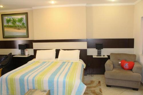 un dormitorio con una cama y una silla en Casa para cuatro adultos, en Asunción