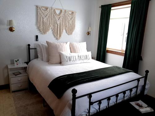 Giường trong phòng chung tại Pondside Abode