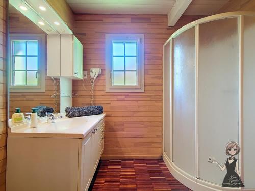a bathroom with a shower and a sink at Chalet Tulasi, douceur et sérénité à Eysus in Eysus