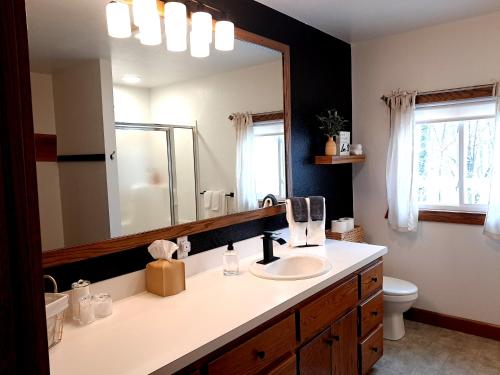 Phòng tắm tại Pondside Abode