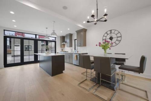 una cucina con una grande isola al centro di una stanza di Jungle House Luxury Homes - Columbus Downtown Short North - Near Convention Center & Nationwide Arena - Sleeps up to 15 - Free Parking - Over 5,800 Five Stars a Columbus
