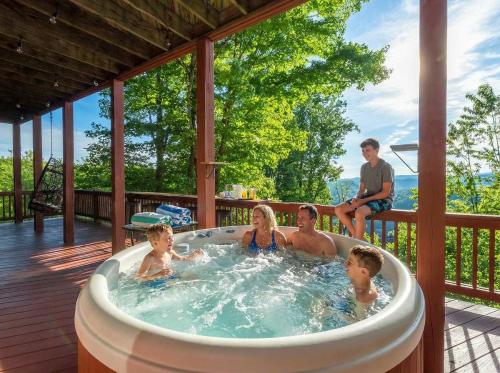 Επισκέπτες που μένουν στο The Skybox Cabin Stunning Views HotTub Game Room