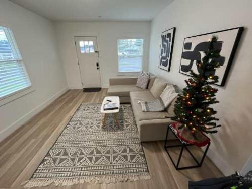 Гостиная зона в #StayinMyDistrict Zen Cottage Coos Bay