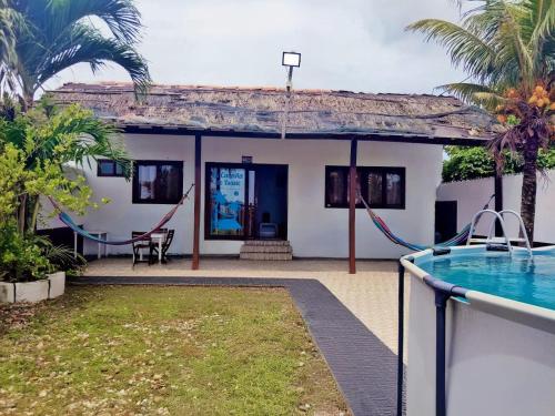 una villa con piscina e una casa di La Cabana de Isaac Boquilla a Cartagena de Indias