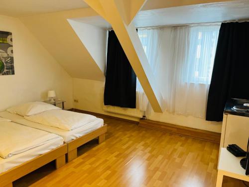 En eller flere senge i et værelse på Hotel Westend