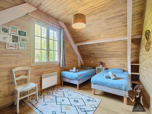 ein Kinderzimmer mit zwei Betten und einem Stuhl in der Unterkunft Moulin Vrindavan, Havre de paix en pleine nature à Eysus in Eysus