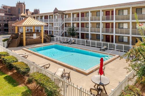een afbeelding van een zwembad voor een gebouw bij Legends 149 in Tallahassee