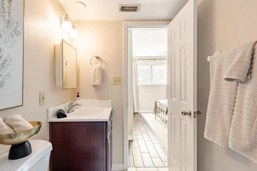 een badkamer met een wastafel en een toilet en een raam bij Legends 149 in Tallahassee