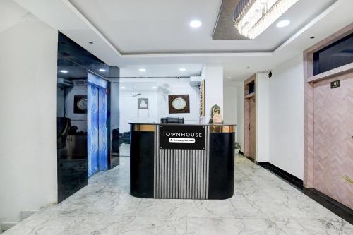 Лобби или стойка регистрации в Townhouse Mohali Bus Terminal Formerly Hotel Hm Crystal