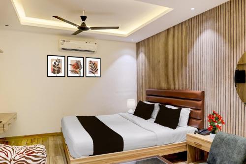 Кровать или кровати в номере Townhouse Mohali Bus Terminal Formerly Hotel Hm Crystal