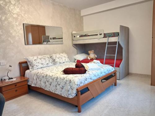 Giardino San Gerardo Maiella vista Castello e con parcheggio interno privato في Muro Lucano: غرفة نوم مع سرير مع دمية دب عليها