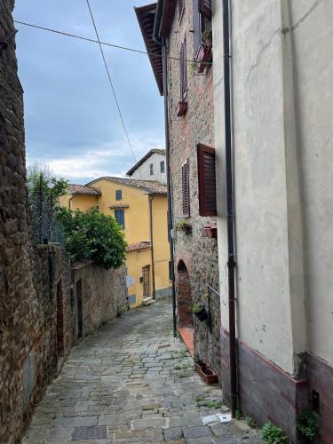 an alley in an old town with buildings at La casa del colle in Colle di Buggiano