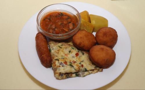 un plato de comida con patatas de carne y frijoles en Haveton Hotel and Apartments, en Mtwapa