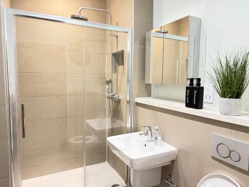 ein Badezimmer mit Dusche, Waschbecken und Toilette in der Unterkunft The Skyline 2 - London Heathrow Stunning Private Studio Apartment - Family Friendly & Fully Equipped in Harmondsworth