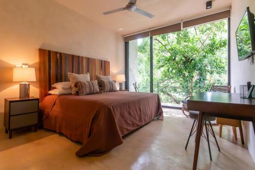 Postel nebo postele na pokoji v ubytování Casa Tres Patios - 10 minutes to the airport and downtown