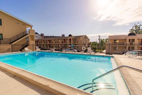 ein großer blauer Pool in einem Gebäude in der Unterkunft Renegade 236 - 3 minute walk to FSU in Tallahassee