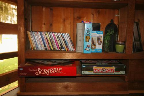 uno scaffale pieno di libri e dischi di Serene Lakeside Retreat- 3 Bdr Romantic Getaway a Winter Haven