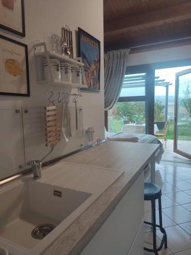 Country Studio Apartment في Elice: مطبخ مع حوض وطاولة عمل