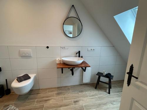 ein Badezimmer mit Waschbecken und Spiegel in der Unterkunft Exterhof in Rinteln
