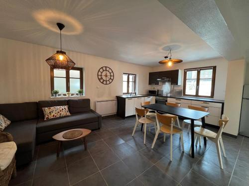 ein Wohnzimmer mit Sofa und Tisch in der Unterkunft Sand & Chill - Appartement 55R in Rouffach