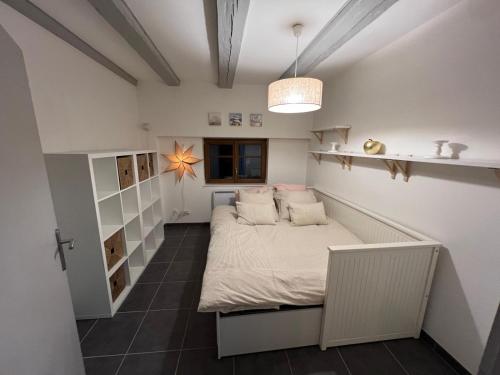 ein kleines Zimmer mit einem Bett darin in der Unterkunft Sand & Chill - Appartement 55R in Rouffach