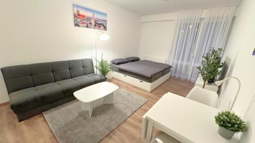Posezení v ubytování Modern, quiet apartment right by S-Bahn - close to Munich & airport
