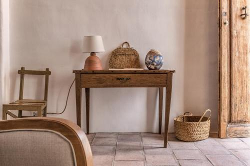 Casa Al Zaytun Pueblo في Canillas de Aceituno: طاولة خشبية عليها مصباح وسلال