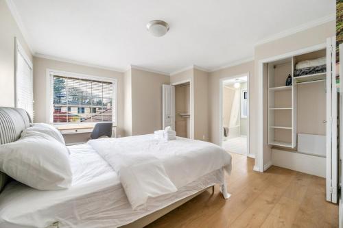 Un pat sau paturi într-o cameră la Stylish 1BR Suite with Private Entrance in Richmond