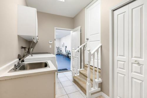 O bucătărie sau chicinetă la Stylish 1BR Suite with Private Entrance in Richmond