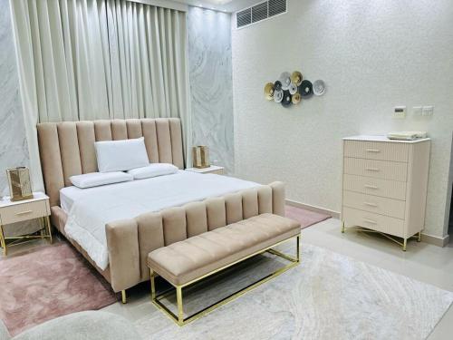 Un dormitorio con una cama grande y un sofá. en The home 4, en Sharm