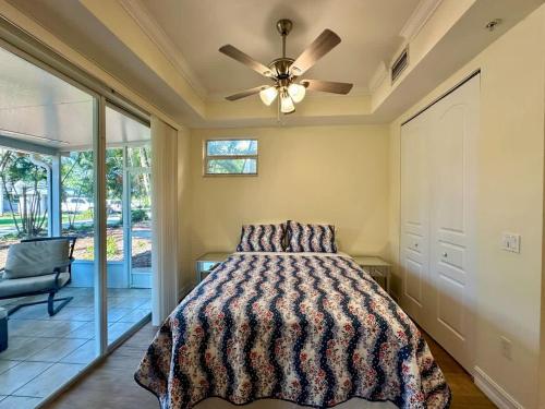 Ένα ή περισσότερα κρεβάτια σε δωμάτιο στο New 1st Floor Condo Private Lanai