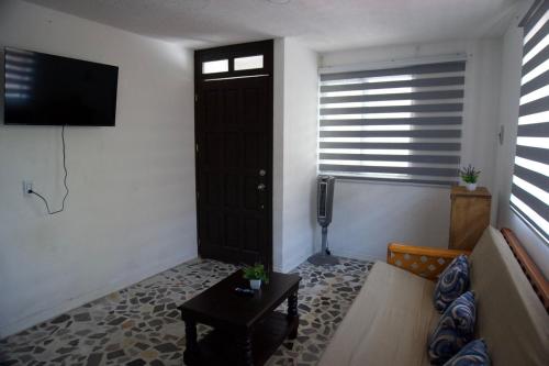 Acogedor estudio cerca del centro tesisinde bir televizyon ve/veya eğlence merkezi