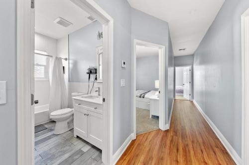een witte badkamer met een toilet en een wastafel bij Cozy 3BR Home • Smart TV + Workspace in Dayton