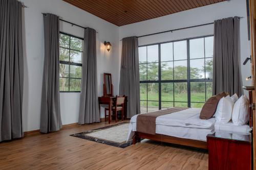 En eller flere senge i et værelse på Aya Sophia Wildlife Villa