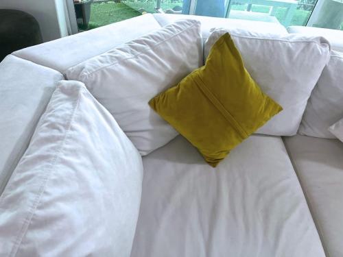 Ένα ή περισσότερα κρεβάτια σε δωμάτιο στο Cozy 1 Bedroom & Parlor GRA Ikeja