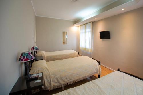 una stanza d'ospedale con due letti e una finestra di RCH Tandil a Tandil