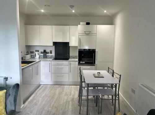 O bucătărie sau chicinetă la 2 Bedroom Flat in Central Bexleyheath with Elevator and Gym Access