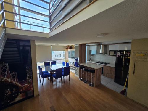 een keuken en eetkamer met een tafel en stoelen bij Los Nogales LS in Lima