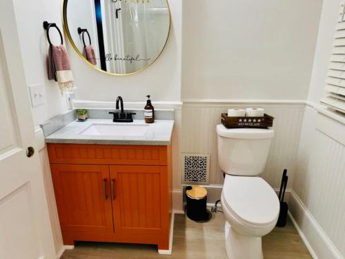 Koupelna v ubytování Jungle House Columbus Short North Downtown Free Parking - Near Convention Center & Nationwide Arena - 4BR Luxury Home - Sleeps 12 - Over 5,800 Five Star Stays