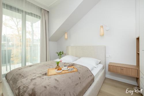 Postel nebo postele na pokoji v ubytování Rezydencja Niechorze Apartament Easy-Rent 310B, widok na morze, basen kryty, klimatyzacja, sauna, jacuzzi - w cenie apartamentu